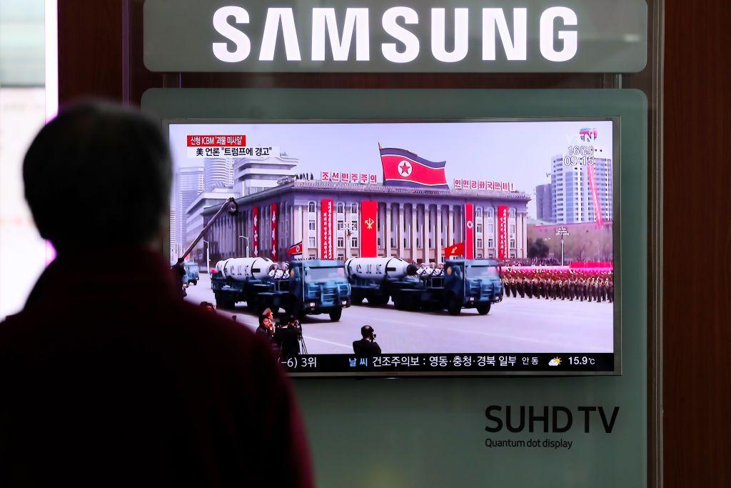 Un hombre ve en un televisor Samsung un desfile de Corea del Norte.