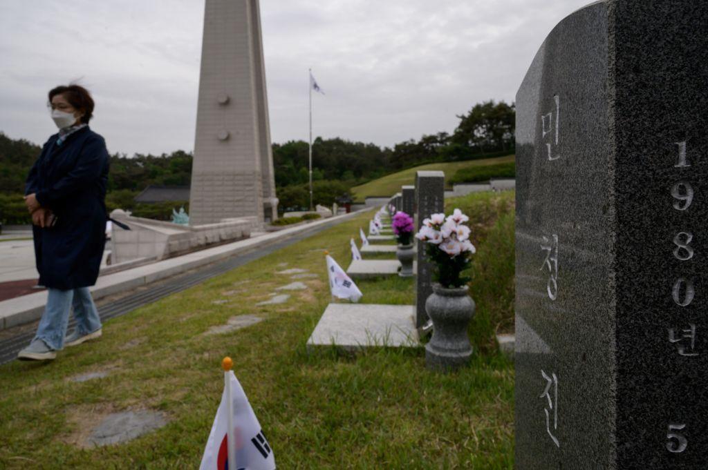 Una mujer pasea por el cementerio-monumento de Gwangju