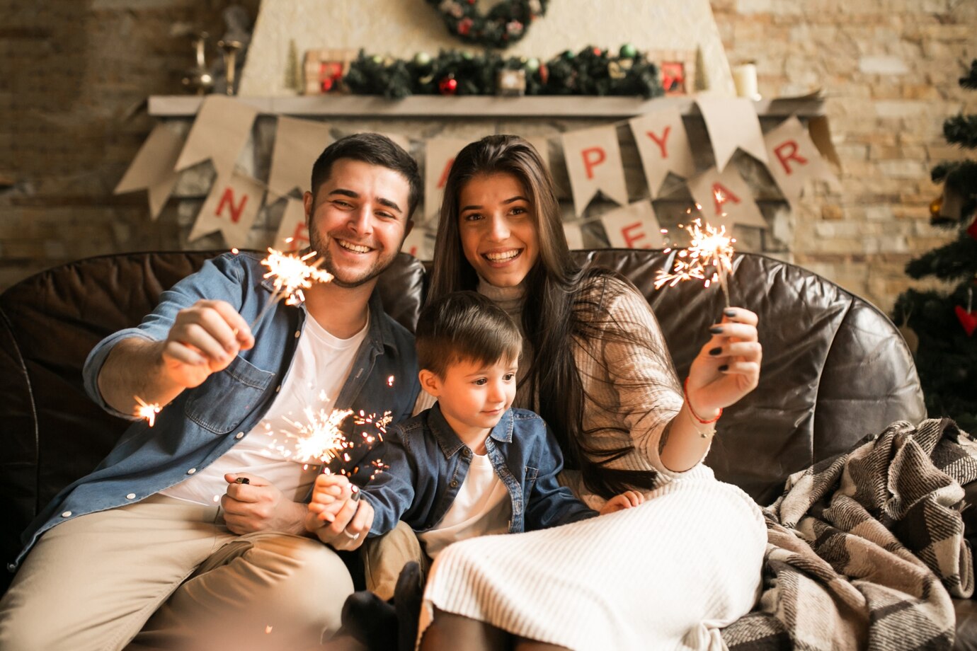 Familia celebrando año nuevo