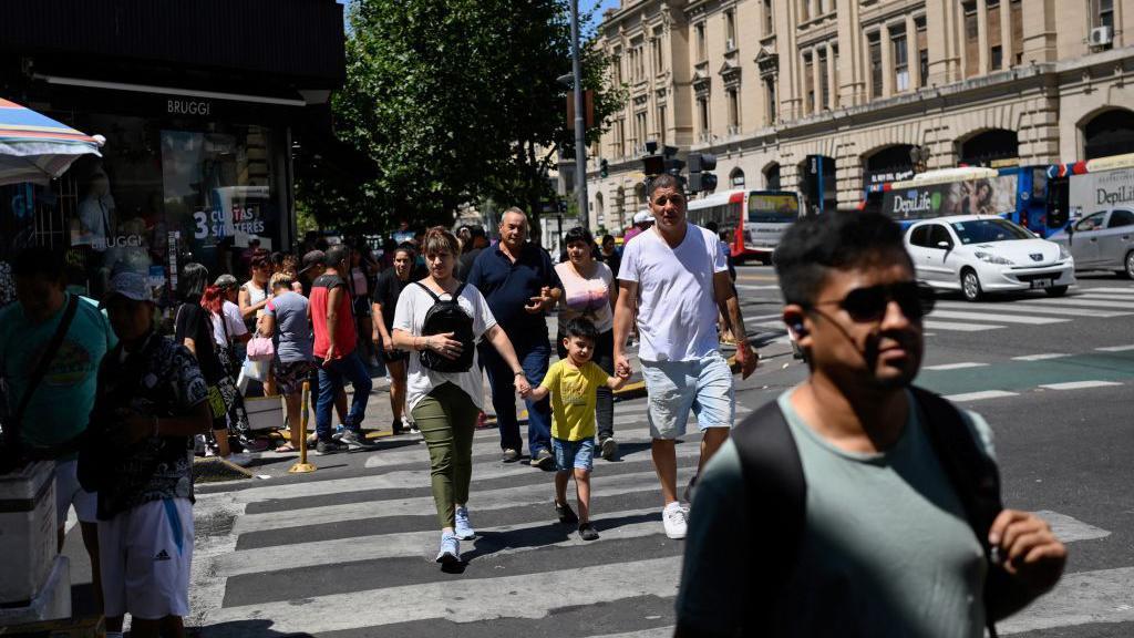 Una familia caminando por una calle de Buenos Aires