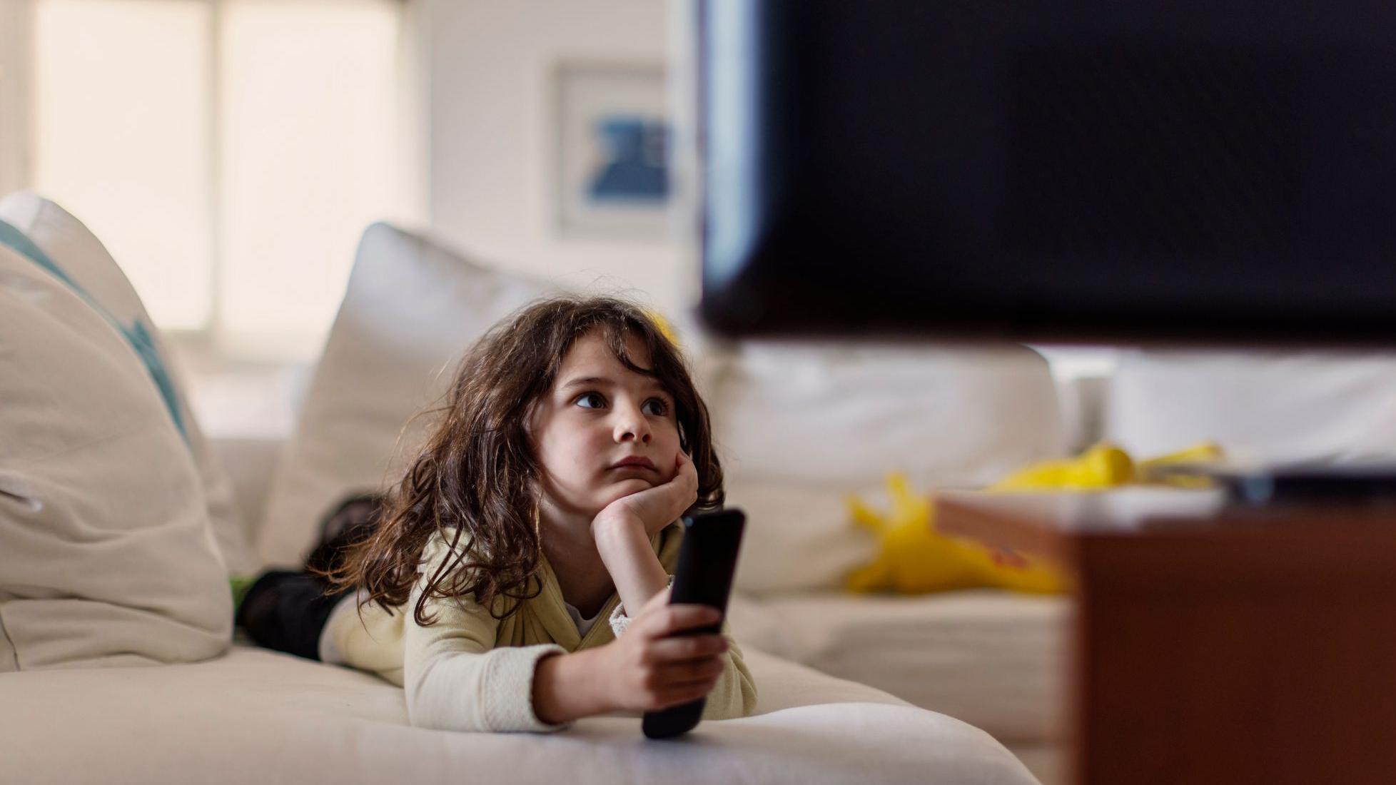 Niña mirando la TV