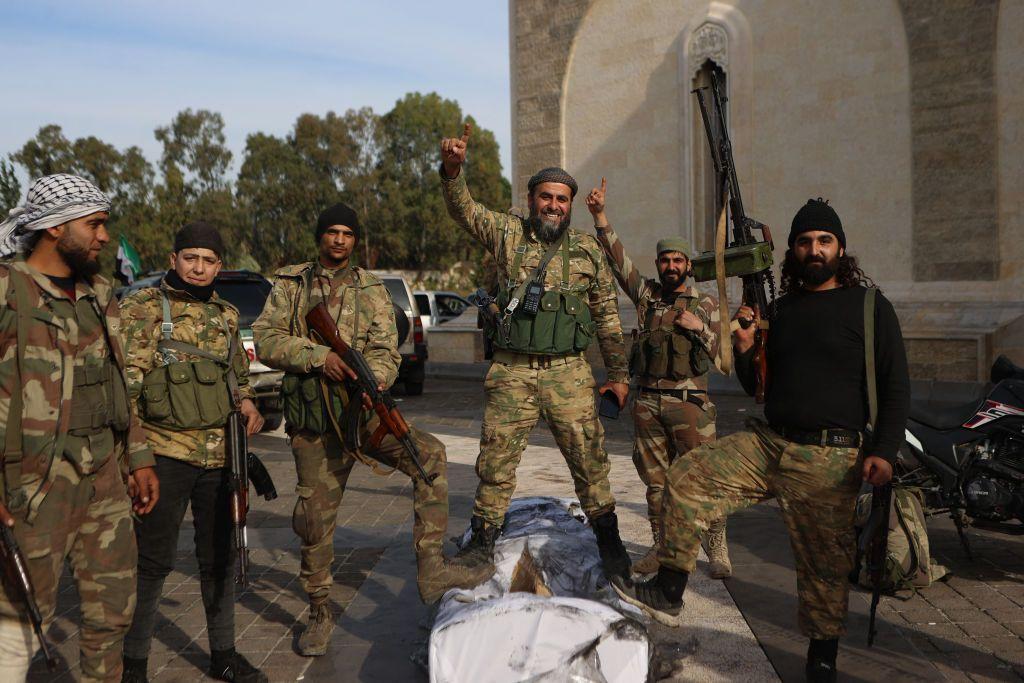 Rebeldes sirios se fotografían frente al mausoleo de Hafez al Assad.