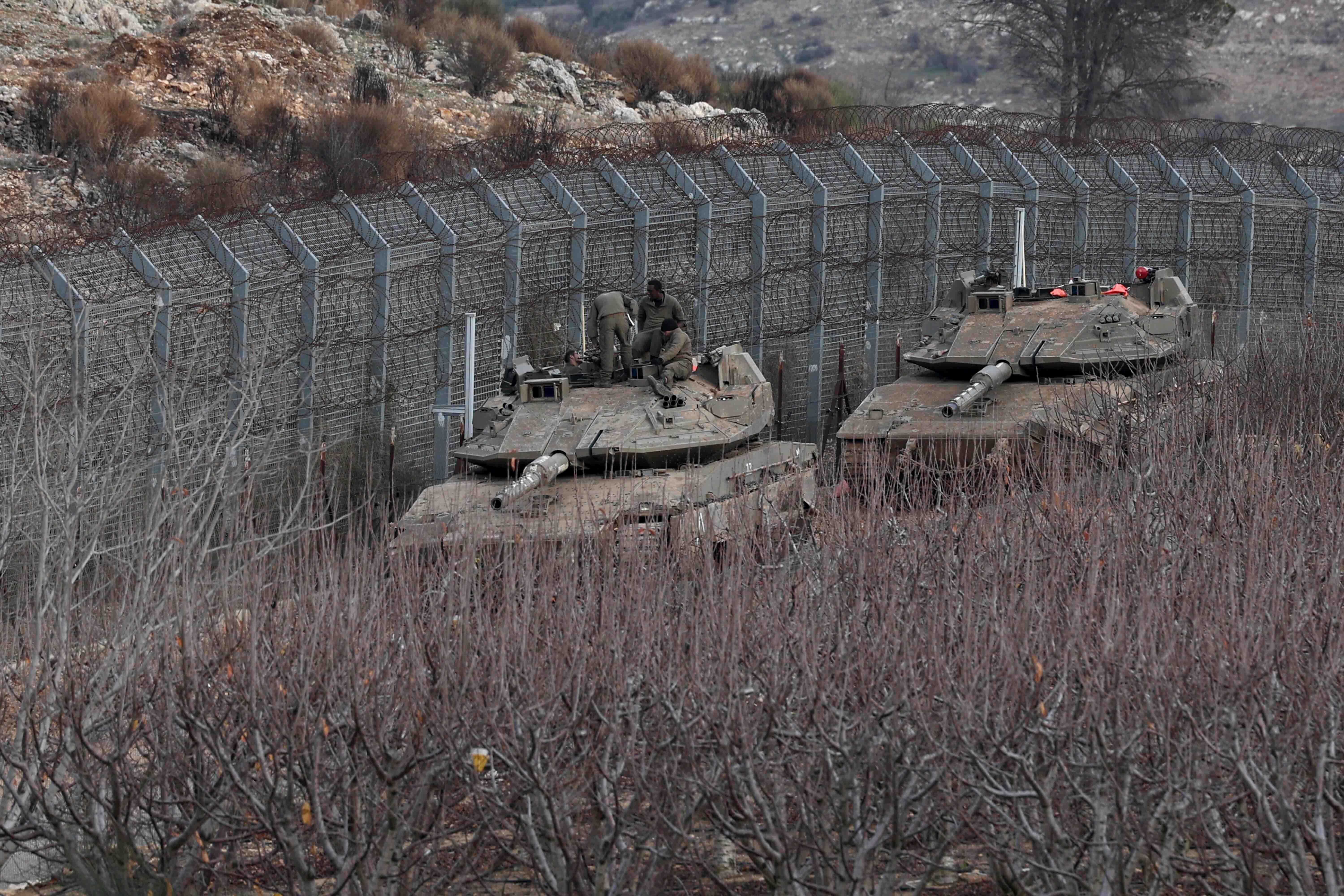 Tanques israelíes en la valla de seguridad entre Israel y Siria, cerca de la aldea drusa de Majdal Shams, en los Altos del Golán anexados por Israel