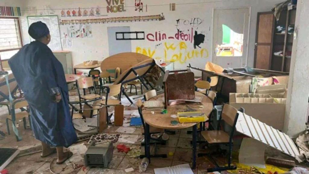 Un aula de un colegio de Mayotte devastado por el ciclón.