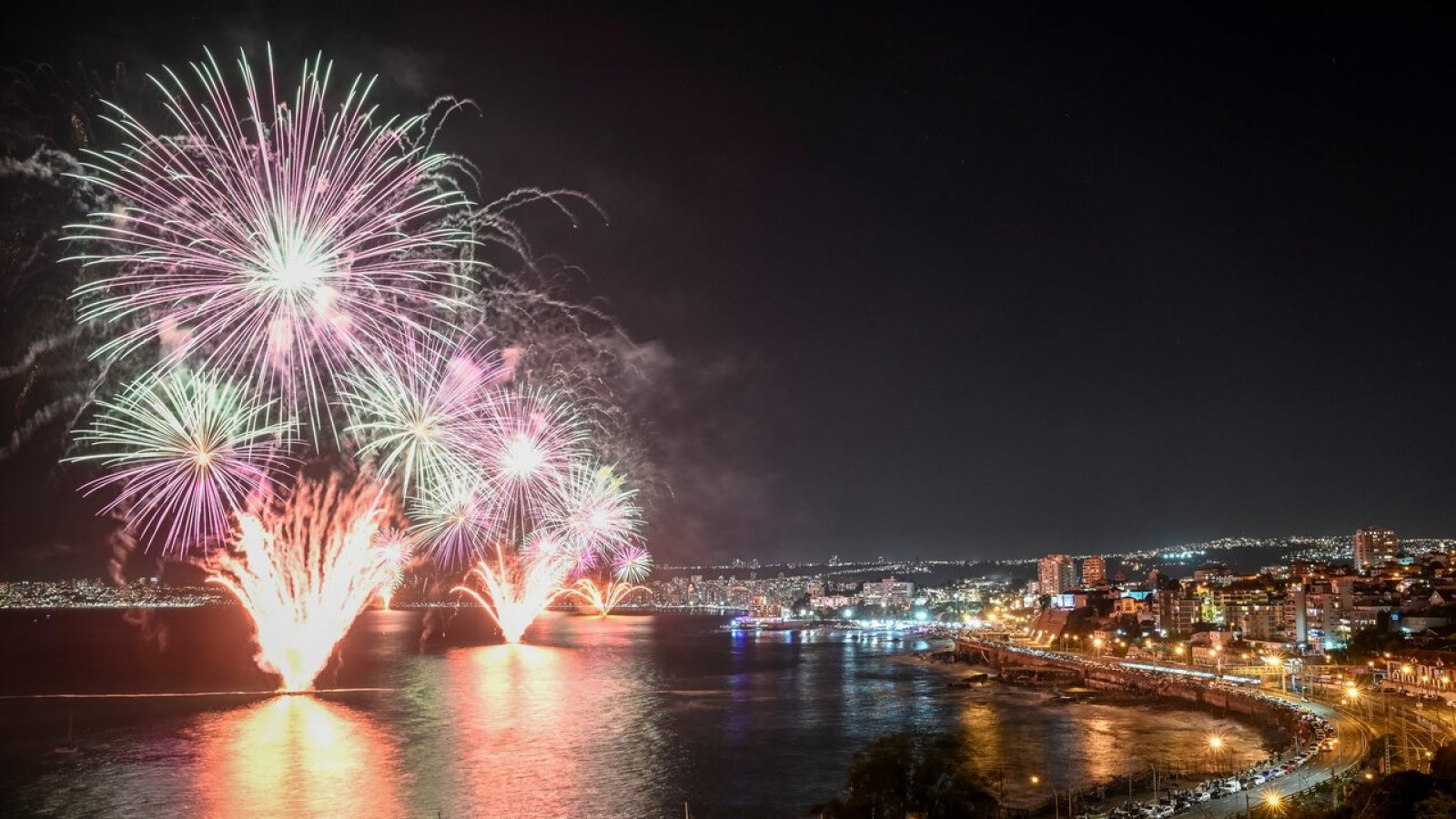 Fuegos artificiales en via y valparaiso