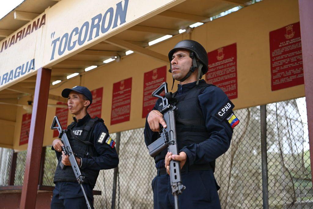 Miembros de la Policía Nacional Bolivariana hacen guardia durante una redada en la prisión de Tocorón, en Tocorón, estado de Aragua, Venezuela, el 23 de septiembre de 2023.  (Foto de YURI CORTEZ/AFP) (Foto de YURI CORTEZ/AFP vía Getty Images)