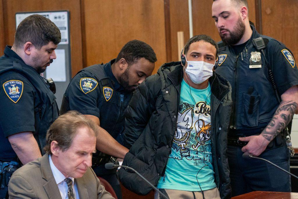 Yohenry Brito, de 24 años, en la Corte Suprema de Manhattan en la lectura de cargos de cinco hombres que presuntamente estuvieron involucrados en un asalto de pandillas contra dos agentes de la policía de Nueva York en Midtown. (Foto de Theodore Parisienne para NY Daily News vía Getty Images)