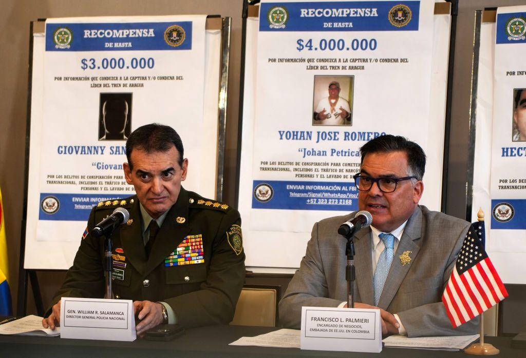 El director de la policía colombiana, general William Salamanca (izq.), y Francisco Palmieri, encargado de negocios interino, en la Embajada de los Estados Unidos en Colombia, asisten a una conferencia de prensa en Bogotá el 11 de julio de 2024. El gobierno de los Estados Unidos ofreció  recompensas por un total de US$8 millones por información sobre el paradero de dos líderes de la banda venezolana Tren de Aragua que posiblemente se esconden en Colombia.  (Foto de Brieuc LETURMY-PERROCHEAU/AFP) (Foto de BRIEUC LETURMY-PERROCHEAU/AFP vía Getty Images)