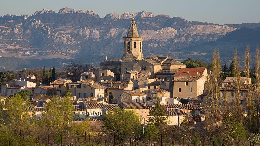 Vista del pueblo y su iglesia desde lejos