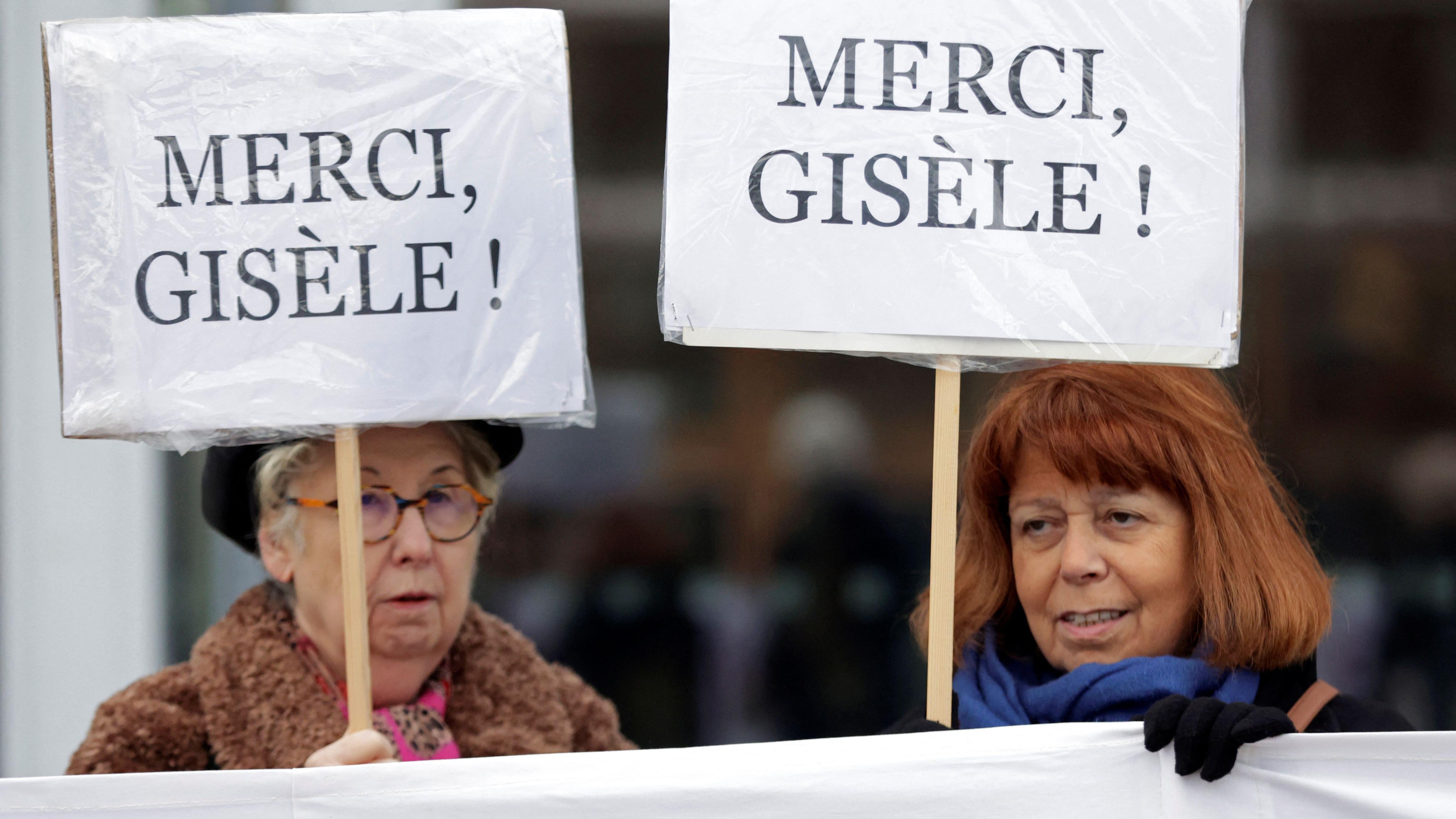 Mujeres se reúnen en apoyo de Gisèle Pelicot frente al tribunal de Aviñón