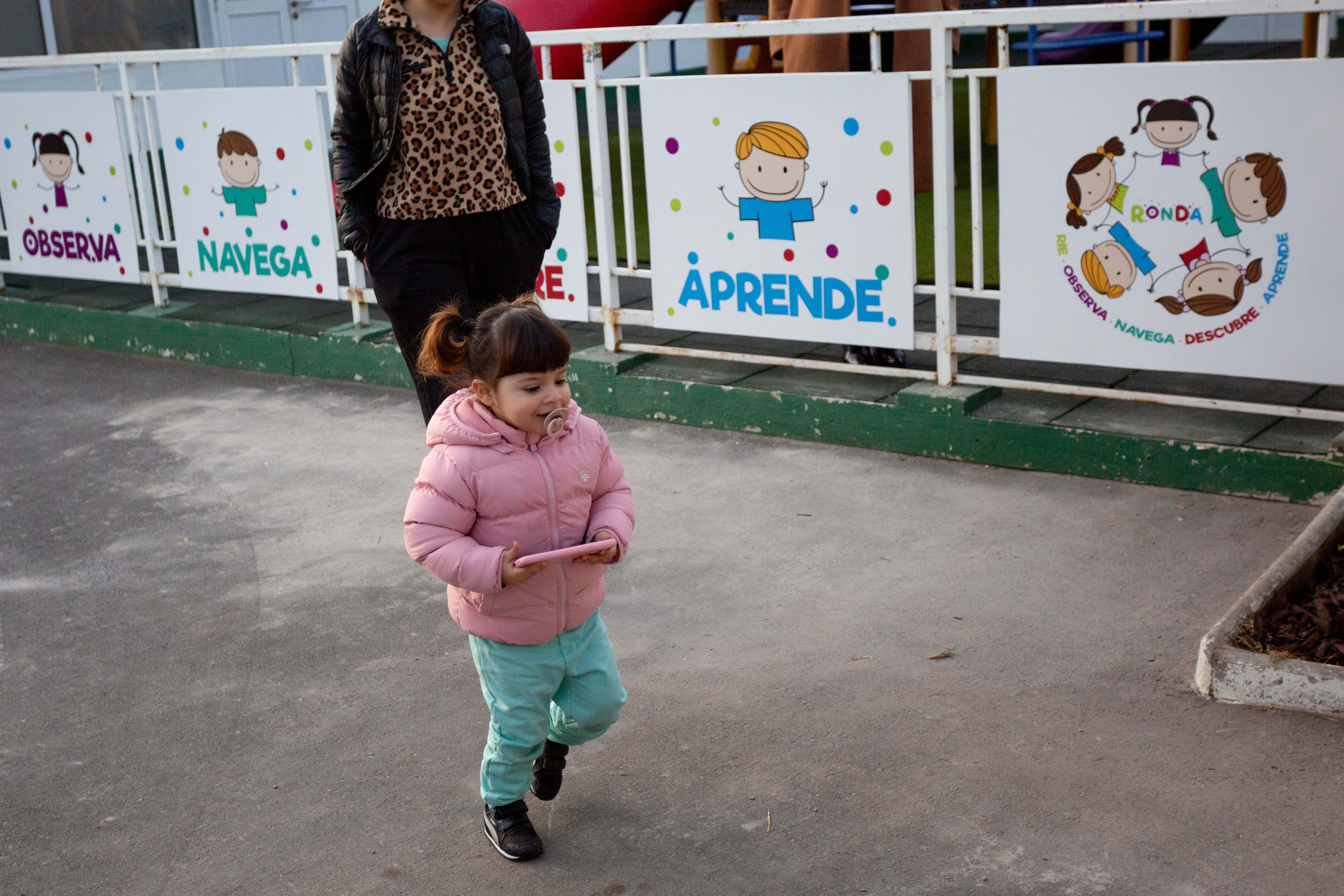 Niña caminando en el jardin