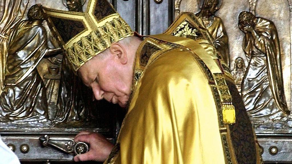 El fallecido papa Juan Pablo II abriendo la puerta santa en el Jubileo del año 2000