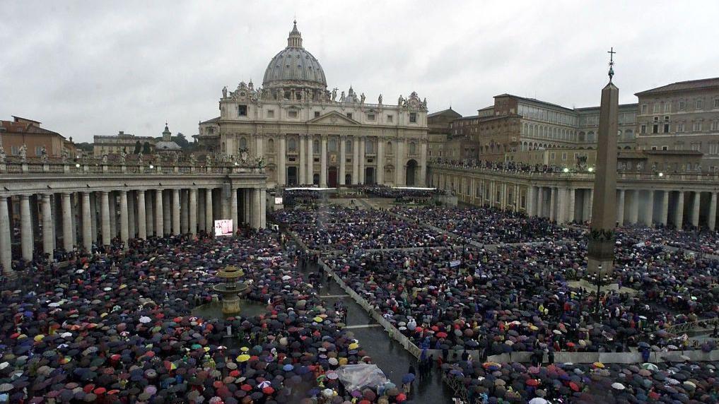 Multitud en la San Plaza Pedro del Vaticano.