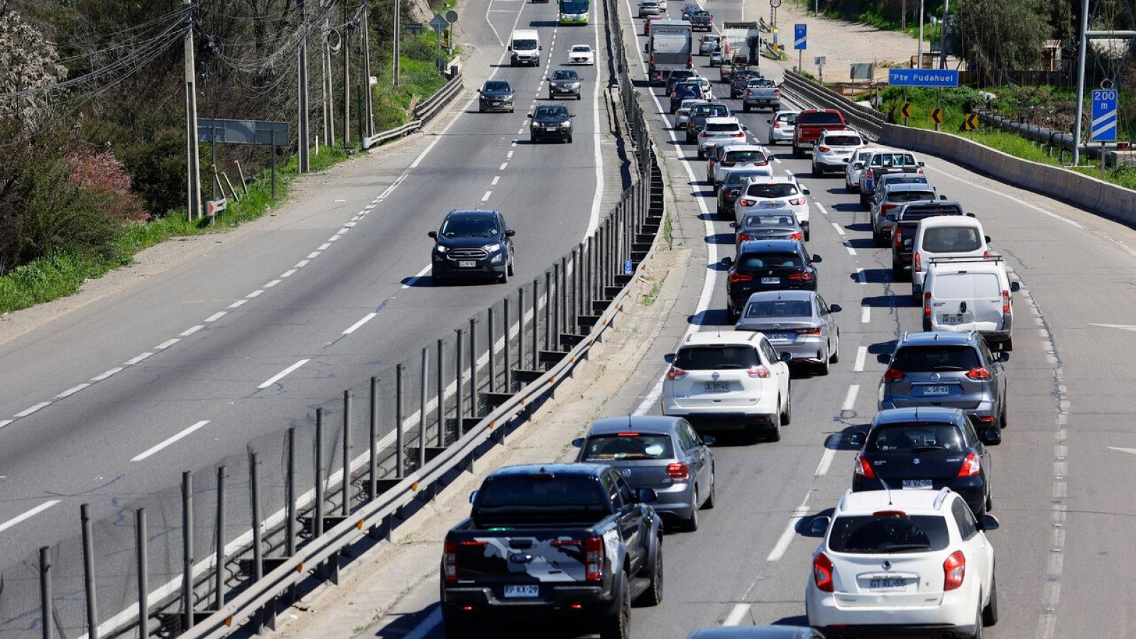 Salida masiva de autos de la capital para Navidad y Año Nuevo. Peaje a luca