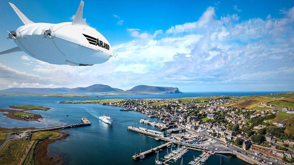 Un digerible blanco de Airlander sobrevolando una ciudad