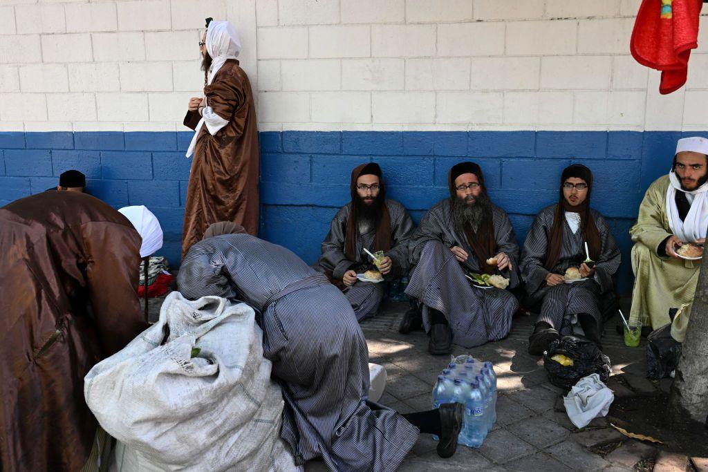 Integrantes de Lev Tahor en el lugar donde los niños permanecen en custodia de las autoridades guatemaltecas.