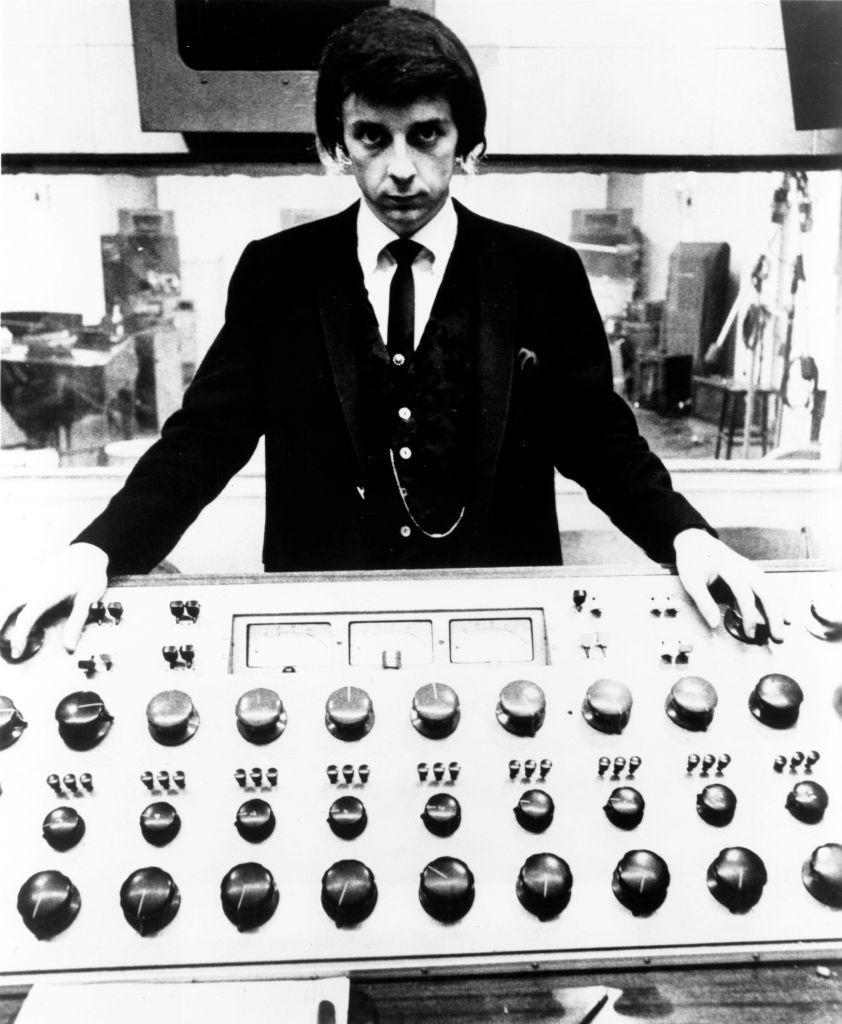 Phil Spector frente a una consola de grabación