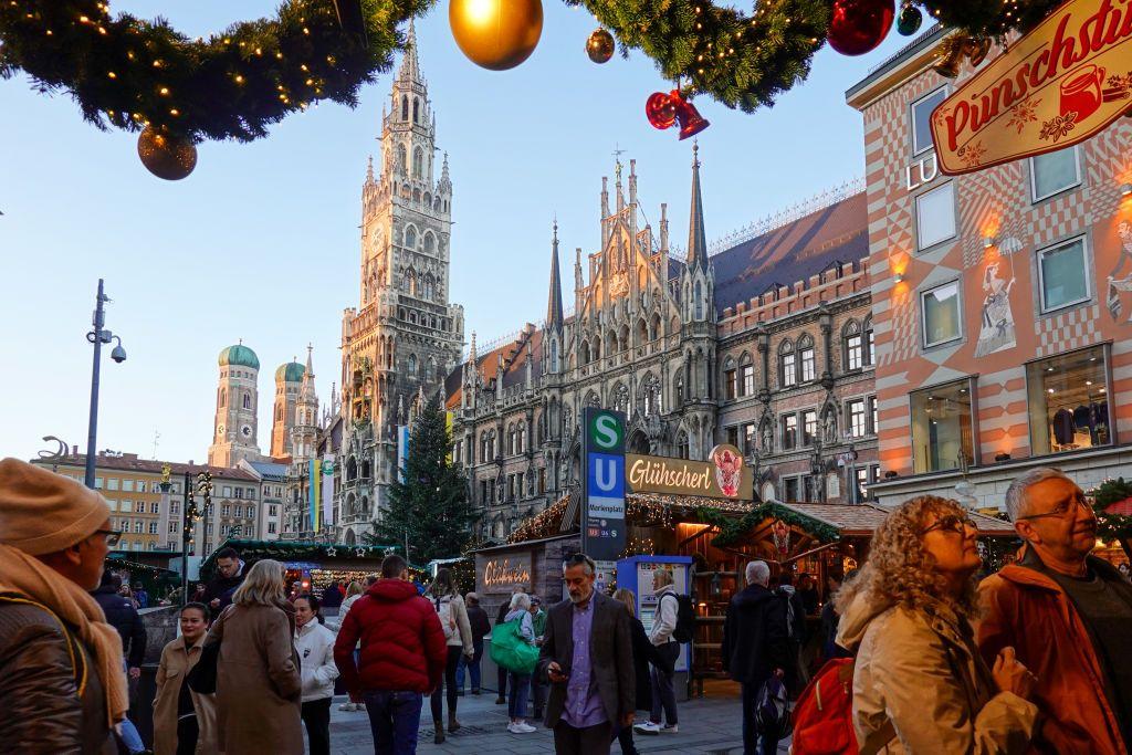 Habitantes de Múnich en el mercado de Navidad en noviembre de 2024.