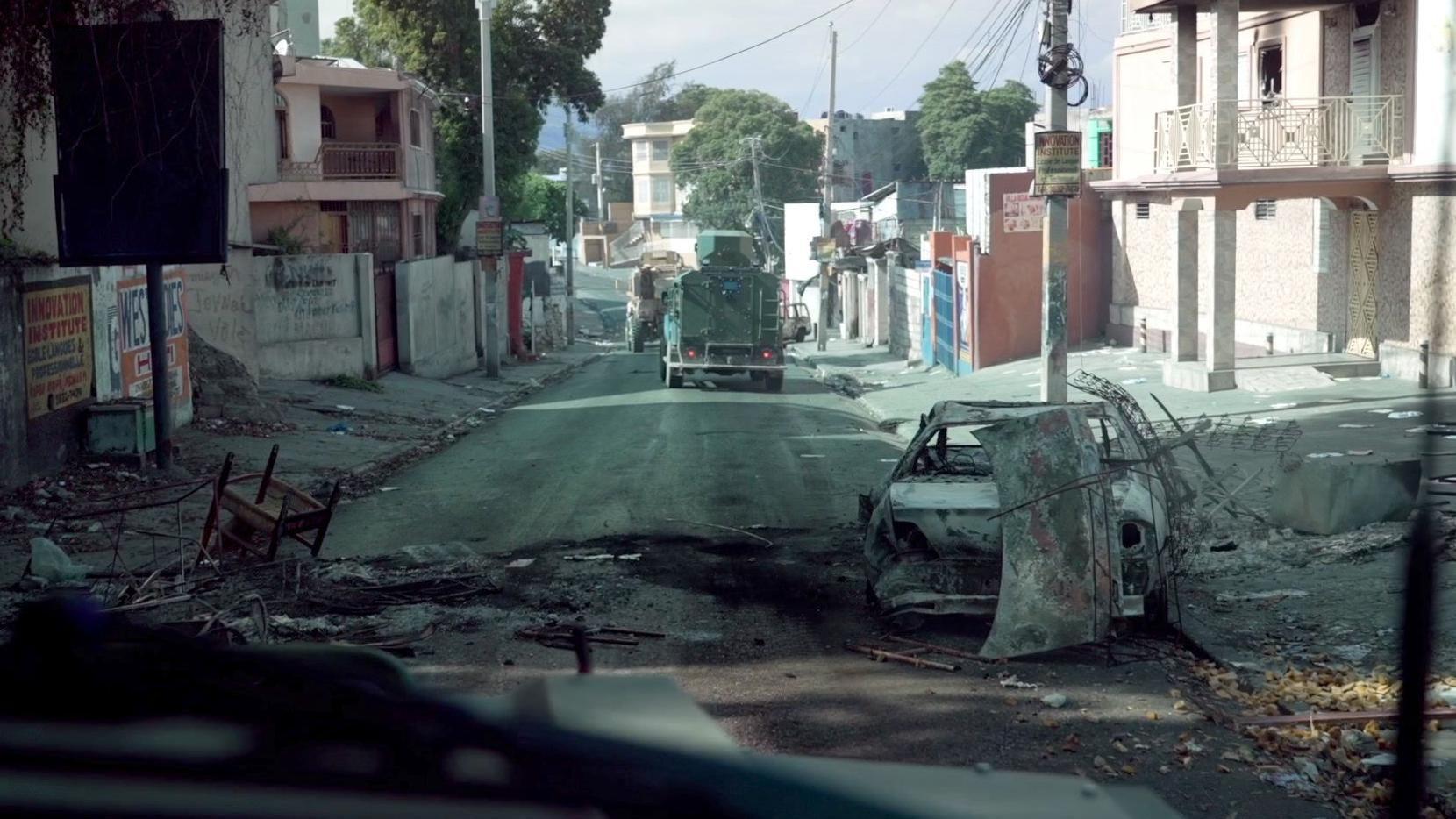 Vehículos quemados cubren una calle de Puerto Príncipe.
