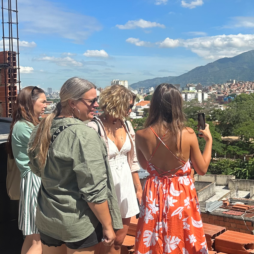 Elena con un grupo de turistas.