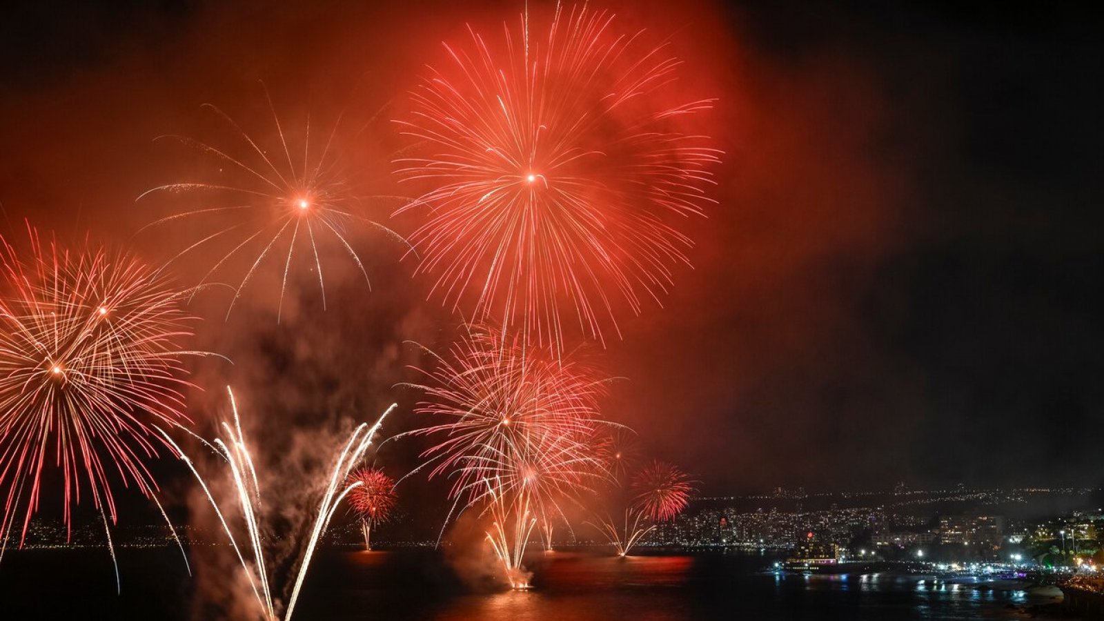 Fuegos artificiales en Viña del Mar y Valparaíso