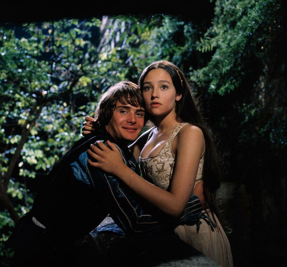 Leonard Whiting y Olivia Hussey, abrazados en una escena de Romeo y Julieta