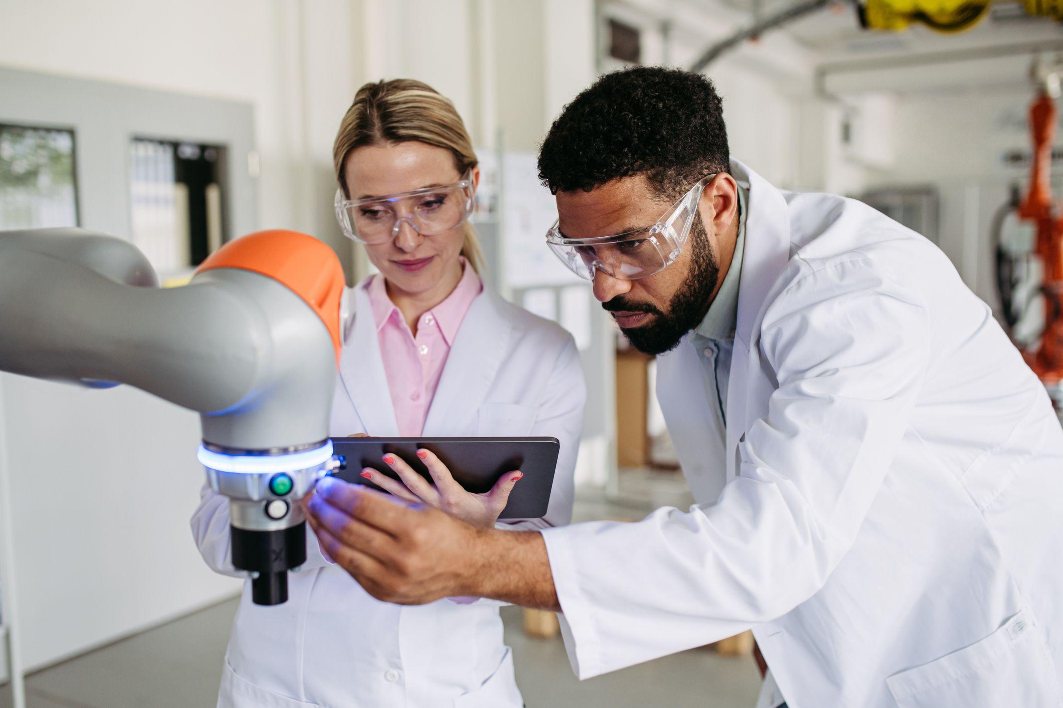 Médicos utilizando un robot