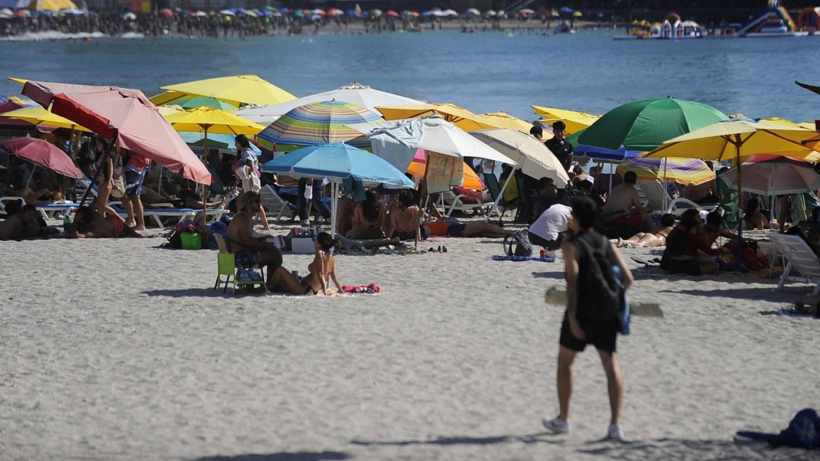 Parlantes en la playa.