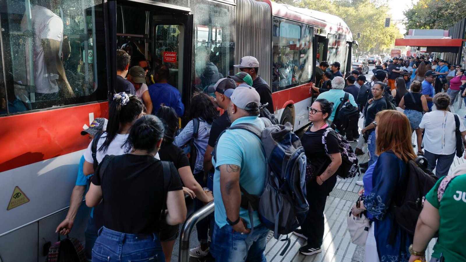 Personas en las calles tras corte de luz