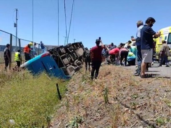 Bus se accidenta en las cercanías de Chillán dejando dos fallecidos y 15 lesionados