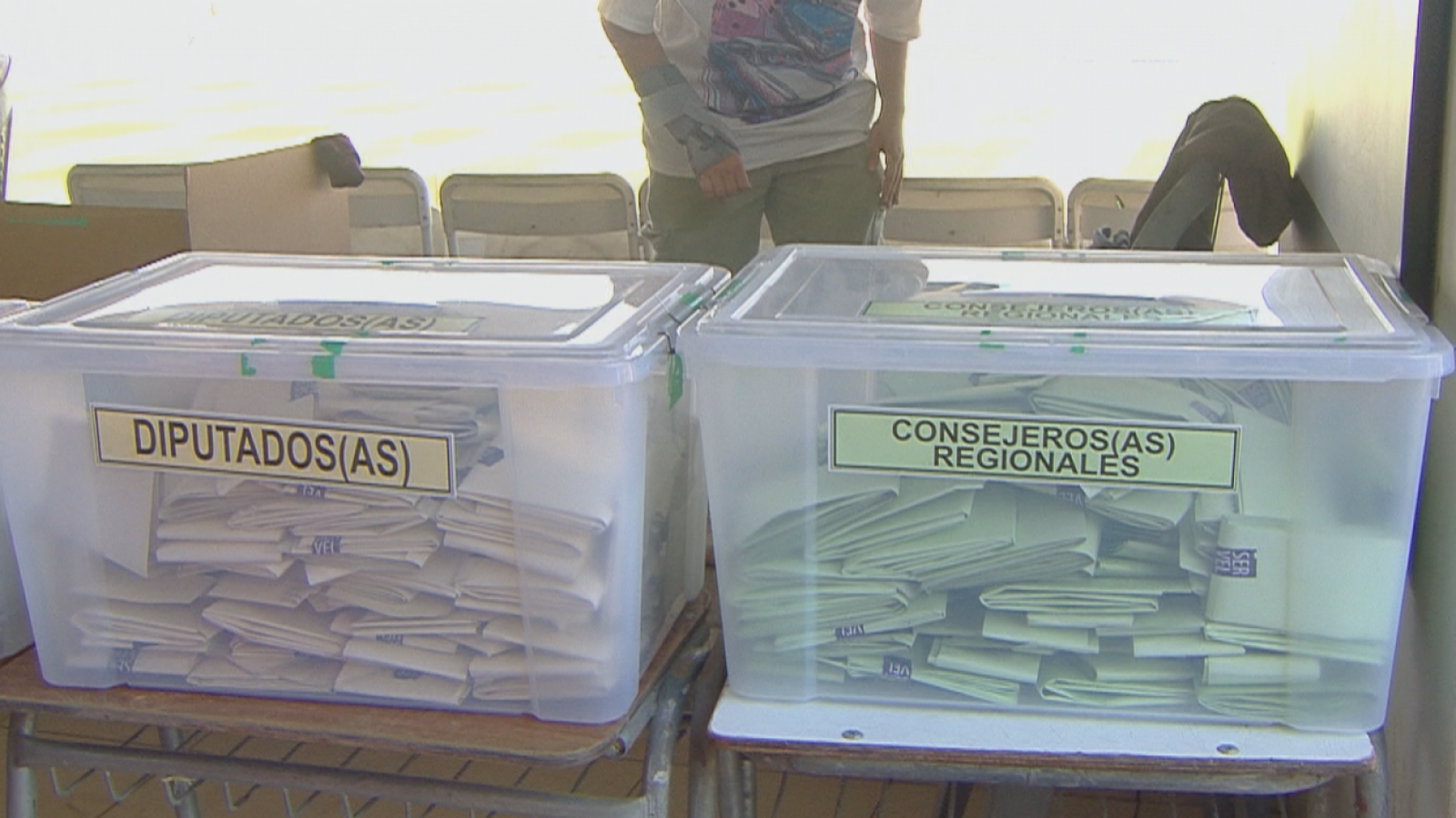 Insólito: informan de urnas donde no caben más votos y no hay cajas de reemplazo