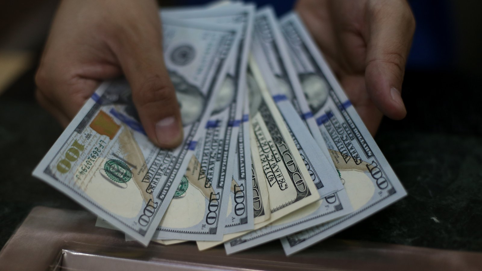 Efecto elecciones: dólar llegó a caer más de $32 en primeras operaciones de este lunes